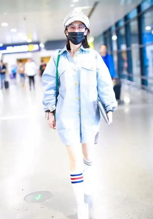 黄圣依气场霸道干瘦身材穿大码装玩下衣失踪双腿曲线抢镜