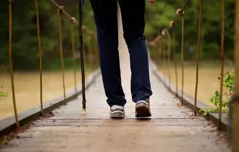 活跃的女性背包客在秋天的自然旅行.照片