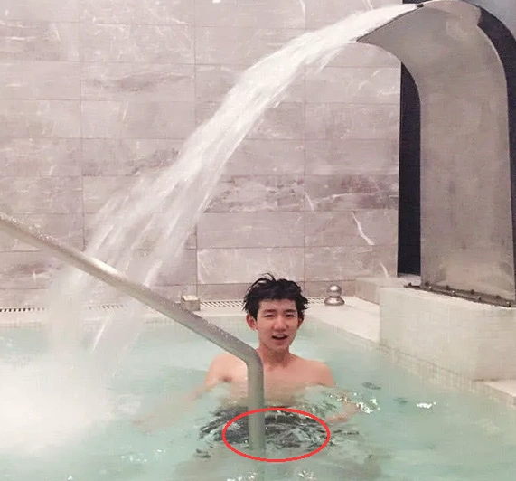 王源泳池洗澡被偷拍,看到内裤那一刻,网友忍不住流鼻血