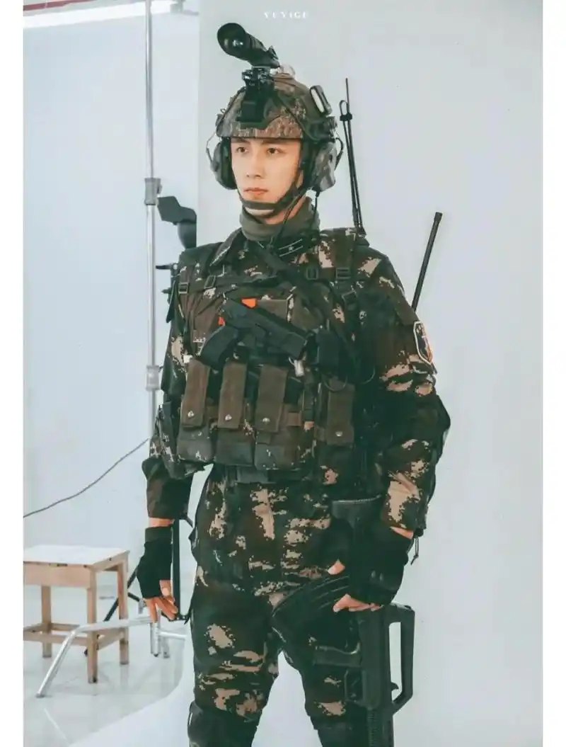 黄景瑜军装照,真是太有气质了