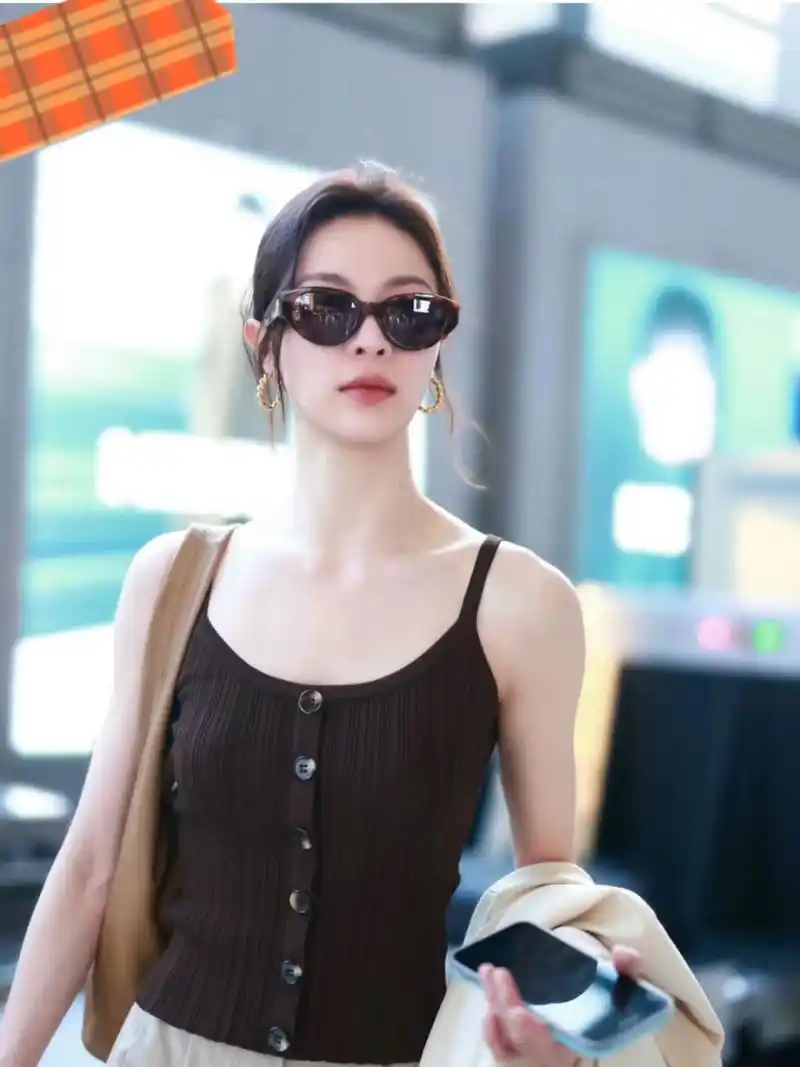 钟楚曦机场街拍分享 钟楚曦机场时尚街拍,她的出现总是那么引人注目.