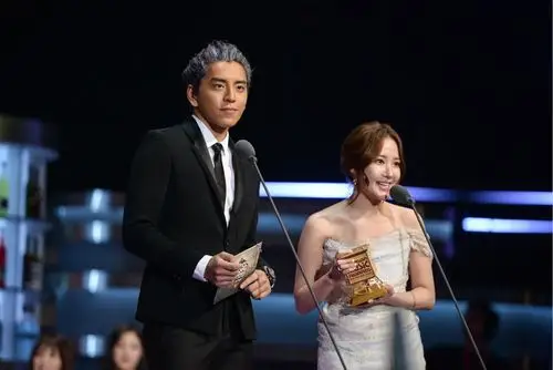 王大陆出席mama盛典 成最年轻华人颁奖嘉宾