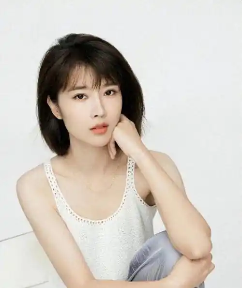 演员奚望:在继父刘之冰支持下离婚,带着女儿的她,现在怎样了?