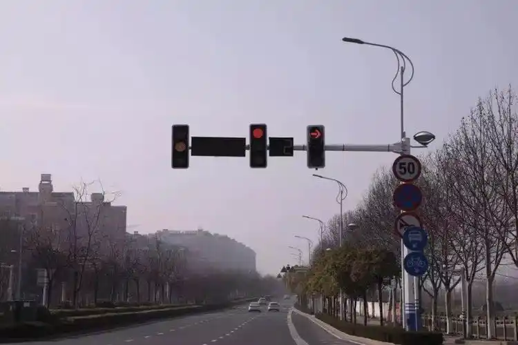 今年3月起市区全面调整路口右转弯信号灯设置,各位亲们可要注意喽!