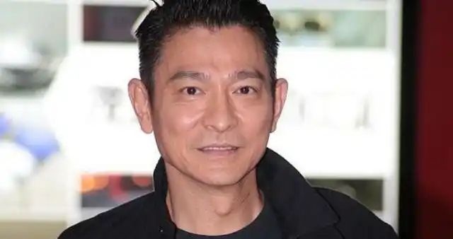 57岁刘德华近照被扒:脸部皱纹横生显老态尽显,弯腰驼背星味全无