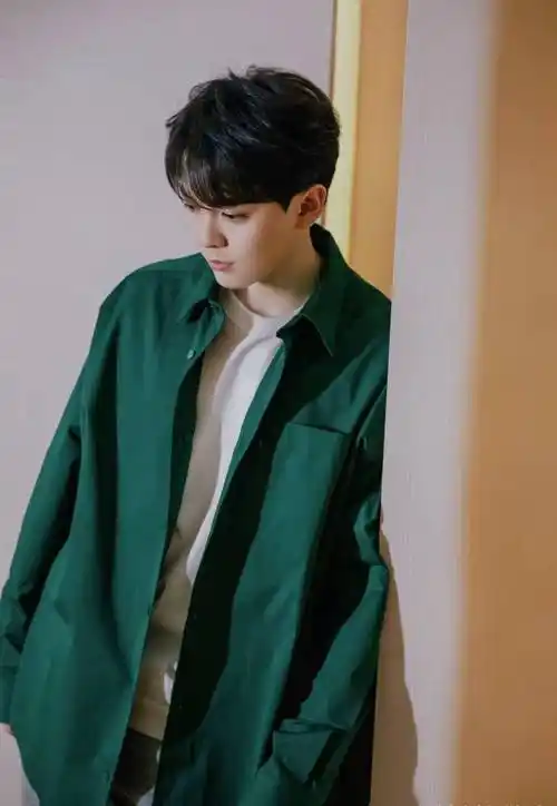 创作歌手尤长靖,发行过多首热门单曲,对音乐的热爱从未停止过_团队