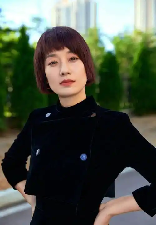 马伊琍选对发型了,短发剪狗啃刘海,穿小黑裙气质很出众_脸型_造型