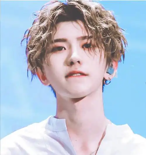 蔡徐坤壁纸可爱蔡徐坤卷发