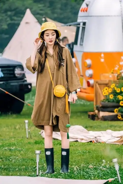 很多人都在跟着明星学习穿搭,而这其中能被称为行走的时尚标的就是