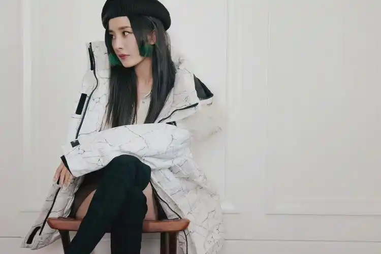 杨幂绿色挑染公主切好绝!__财经头条