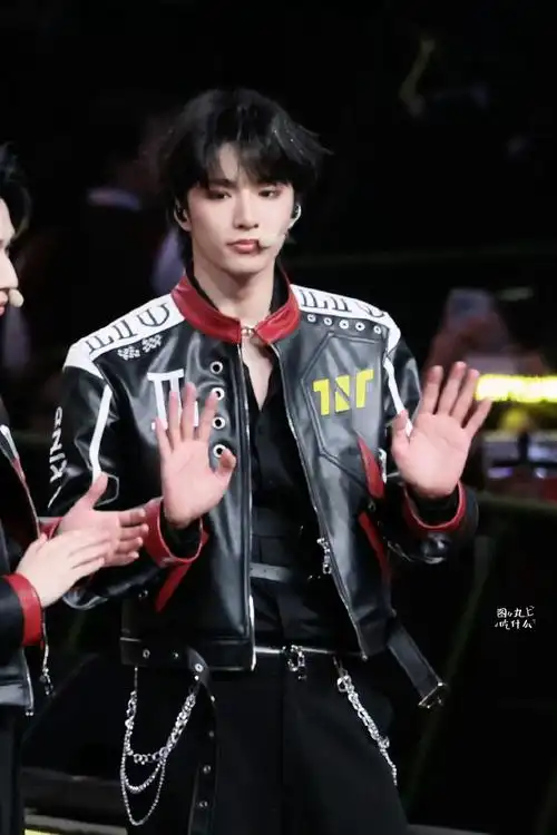 刘耀文舞蹈solo##时代少年团 灯牌