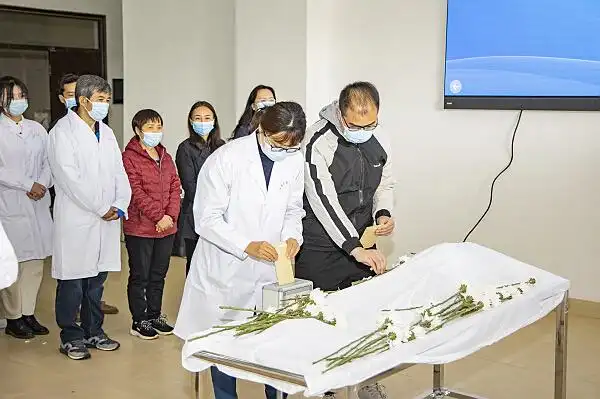 医学院举办追思大体老师活动-云南大学新闻网