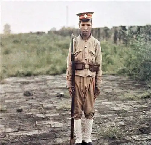 法国摄影师展出一组清末彩照,格格打扮太辣眼,电影拍不出她气质