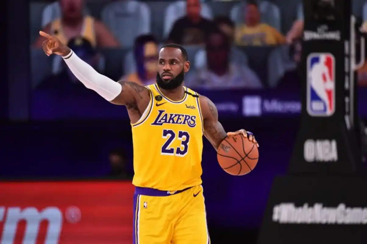 【詹姆斯穿回23号球衣,他上一次夺冠就穿23号!