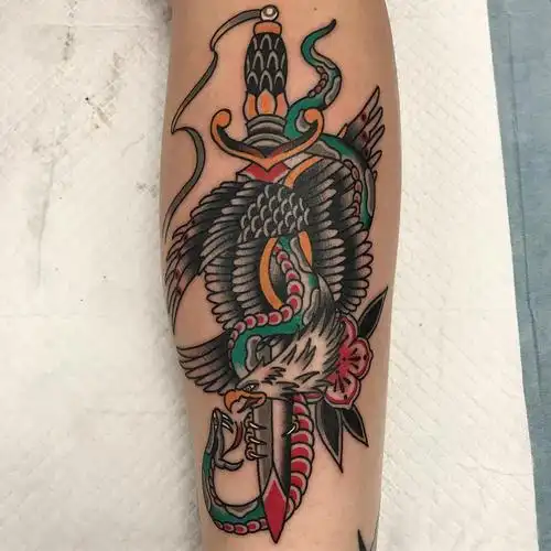 小臂oldschool匕首鹰纹身图案