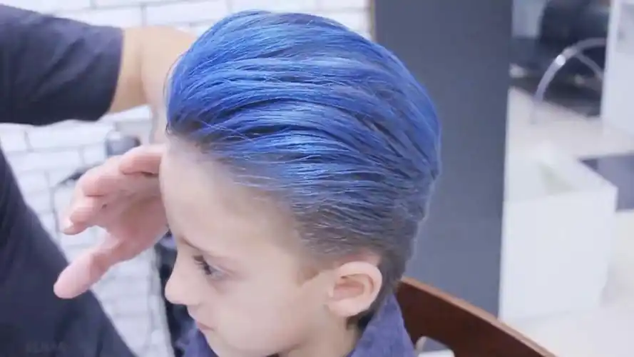 小男孩剪款大背头真帅气