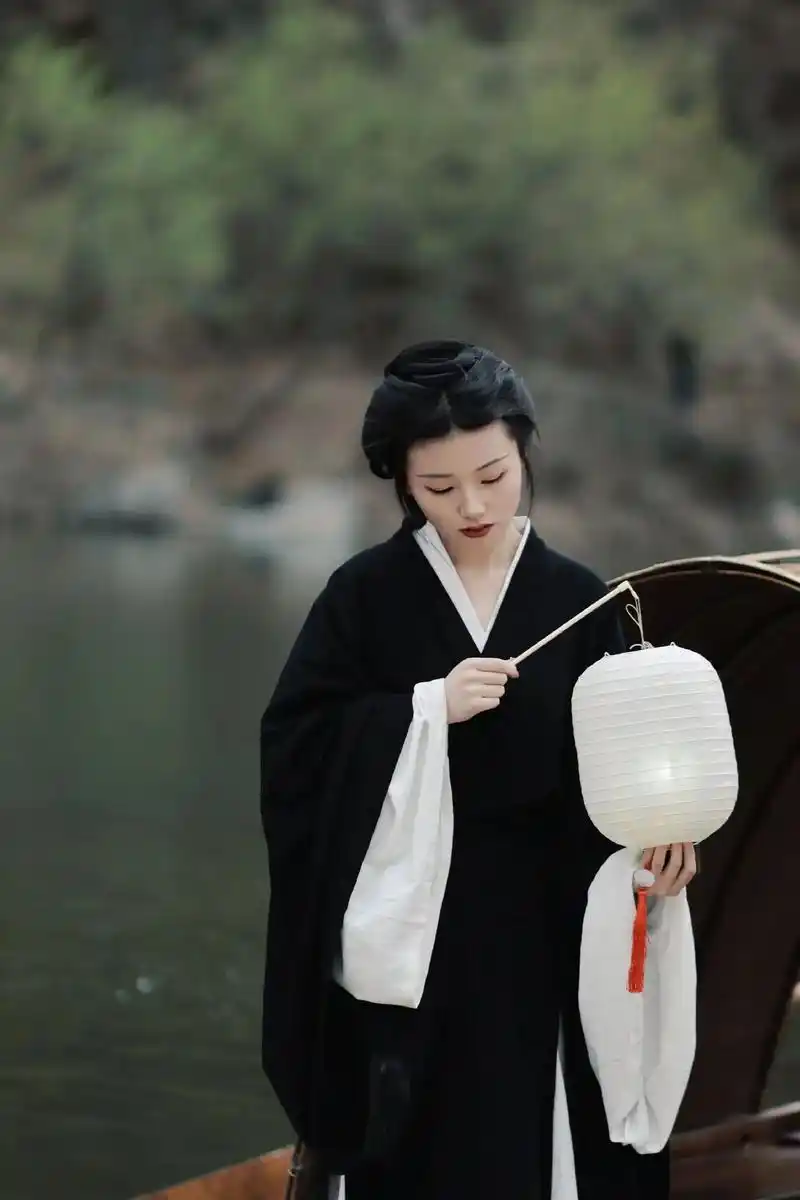 乌篷船配古装绝绝子,拍出了黑衣貂蝉既视感.