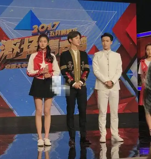 关晓彤和鹿晗站一起也太养眼了,虽然俩人身高没差多少,但挺般配_时尚