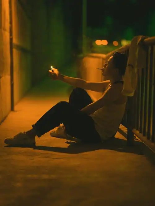 适当引导,独自游离在街道上,一首歌一支烟一瓶酒一份旧报纸,时而奔放