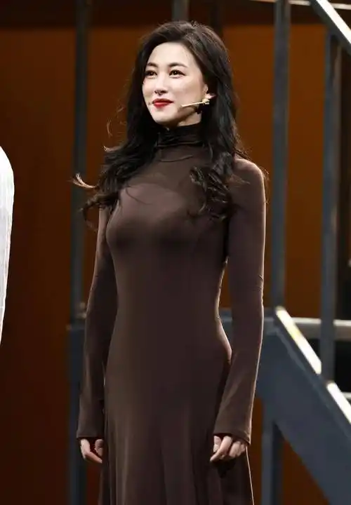 朱珠真是气场女王,穿着黑色v字裙搭配红唇,看起来很有名媛范!