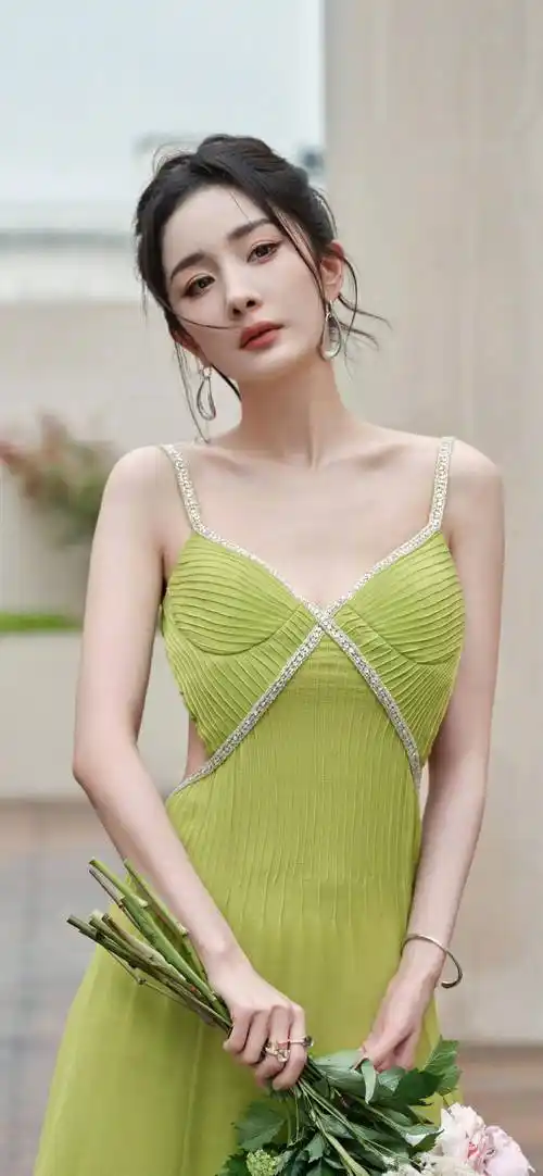 杨幂"小树挂大果"身材,真是极品,性感火辣,酥胸小蛮腰,蜜桃臀引人注目