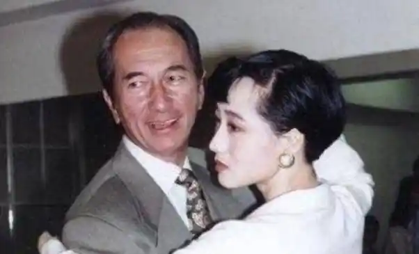 原创59岁利智喇嘛寺求神拜佛风韵不复从前一心服侍丈夫