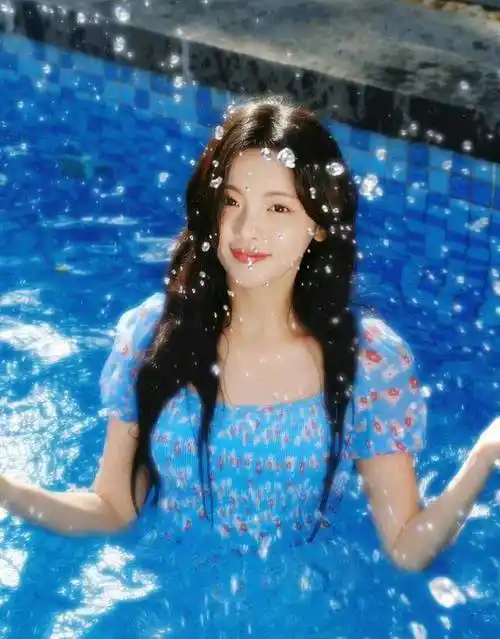 杨超越泳装秀清纯,美的象仙子|泳衣|白皙|泳池|华语音乐|华语歌手