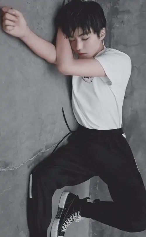 有一种锁骨叫做易烊千玺的锁骨,有一种腰叫做王俊凯的腰:真羡慕_网易