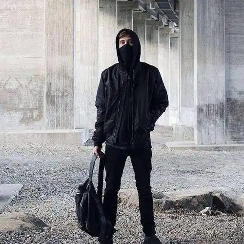 2,艾兰沃克为什么要蒙面