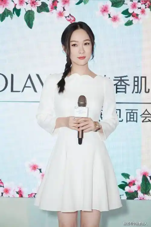 原创霍思燕身材真曼妙穿橘粉色抹胸连衣裙配长直发亮相一笑太撩人