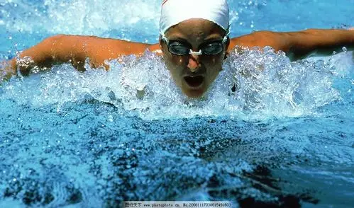 在暑假期间我学会了游泳.