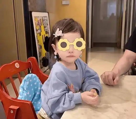 杜淳夫妇晒全家福为女儿庆生,3岁小蛋饺像爸又像妈,颜值超高_王灿