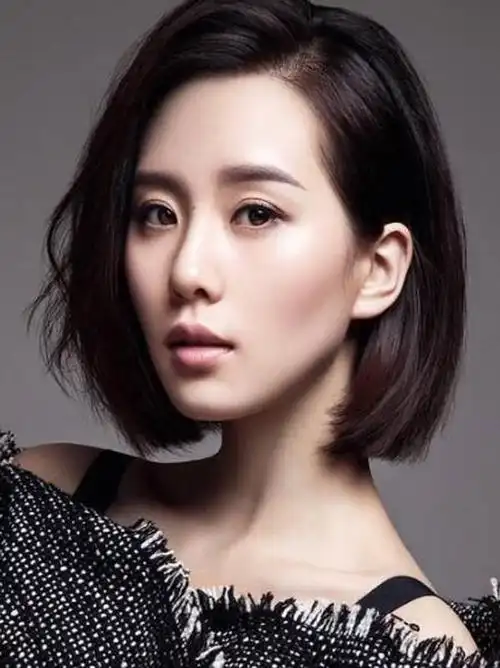 菱形脸的最佳穿衣风格是什么?为何刘诗诗显得高级,刘雯显得大气