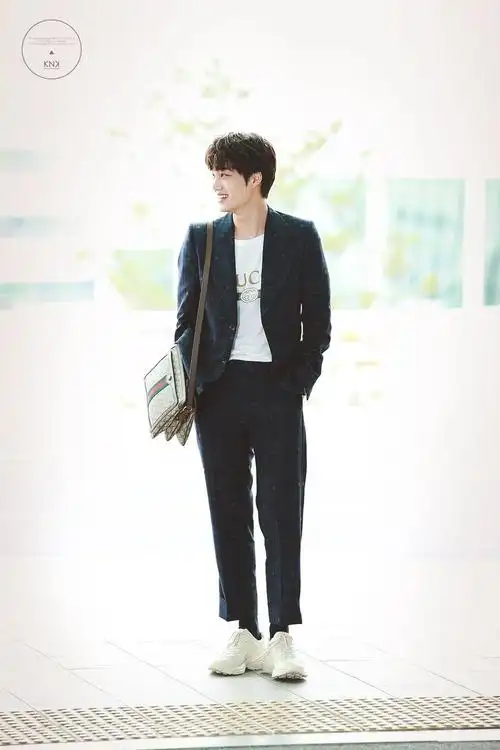 金钟仁更新巴黎打卡照充电线形状抢镜粉丝这糟糕的注意力