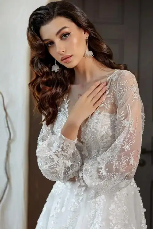 2024 年的完美婚礼发型——新娘长发造型成为主要流行趋势.