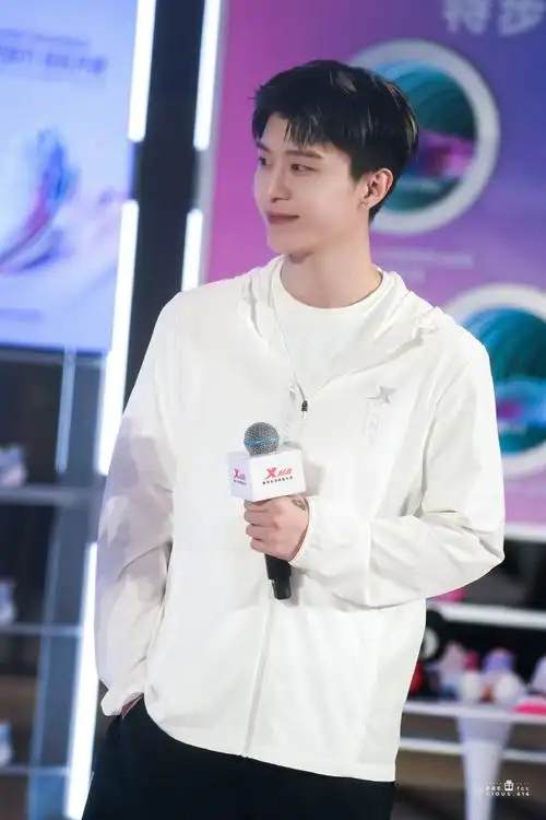 范丞丞特步品牌代言人##范丞丞金色挑染