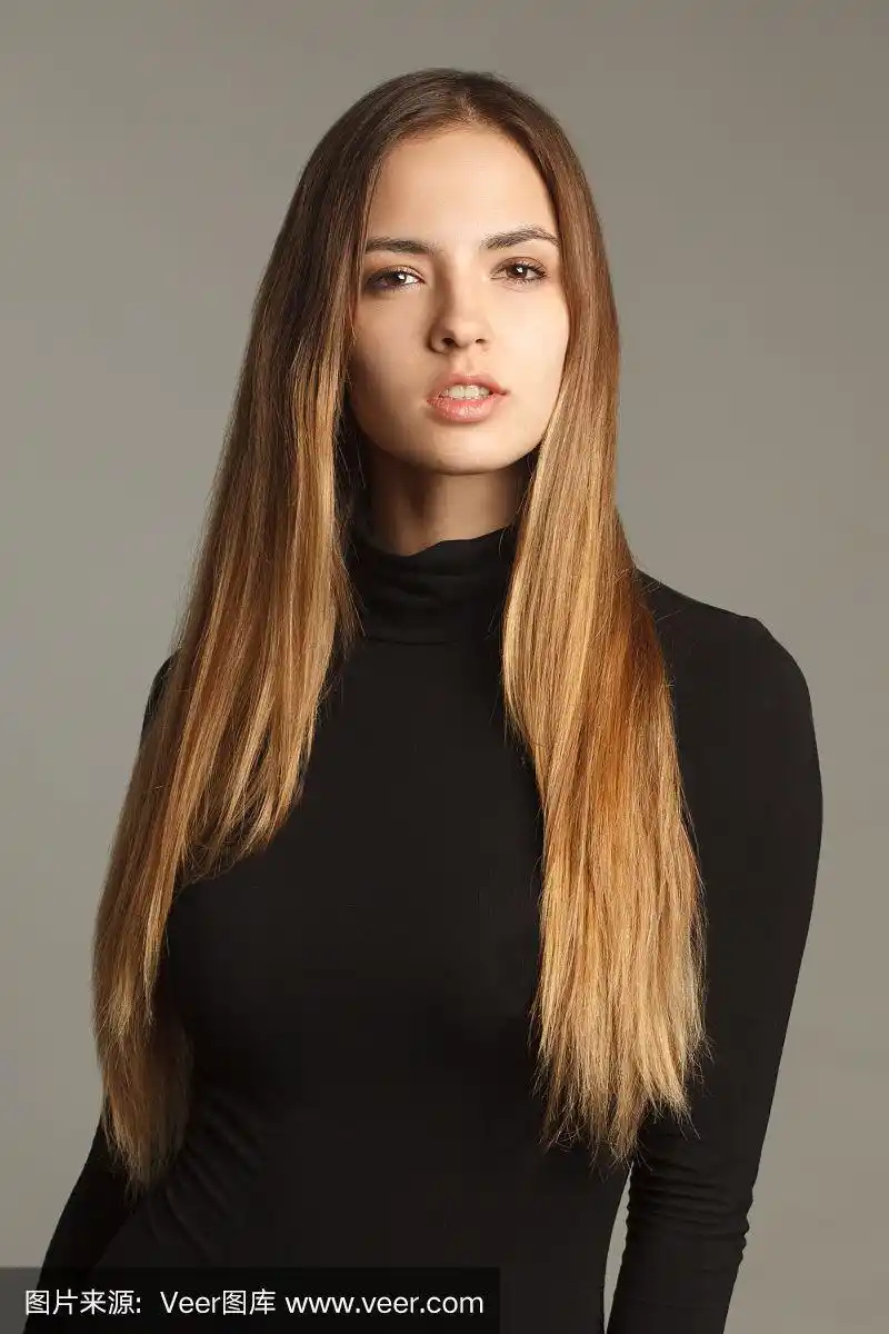 年轻迷人的白种人棕色头发的女人