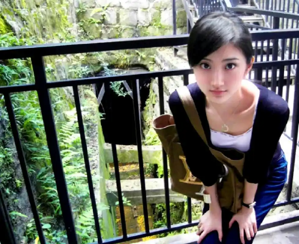 景甜上大学军训时候的照片,那时候好青涩呀,小脸蛋满满的胶原蛋白.