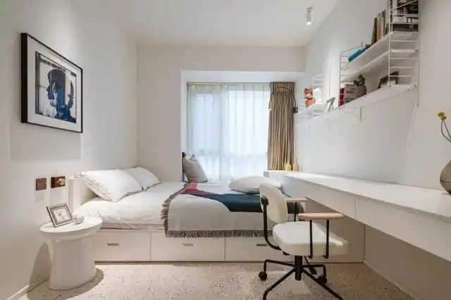 次卧室是给上初中的女儿住的,榻榻米连接着飘窗和书桌,最大化留出