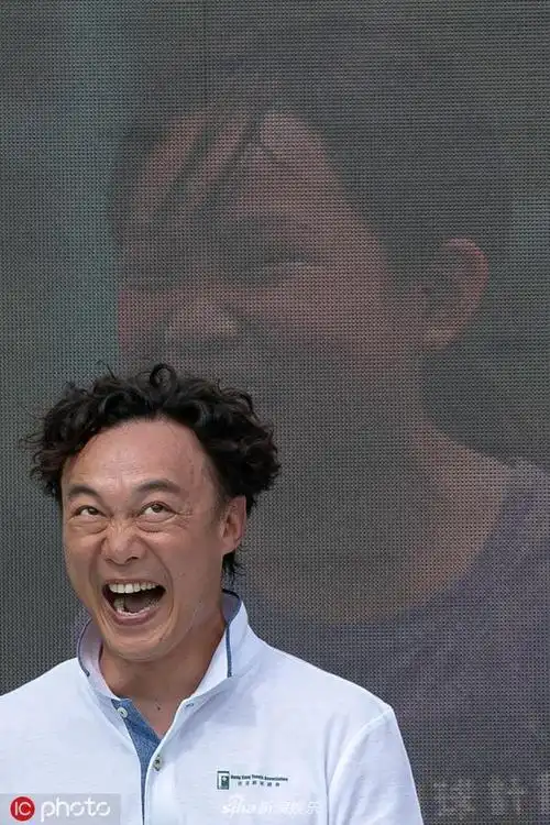 开心到变形陈奕迅打网球发际线瞩目秒变表情包