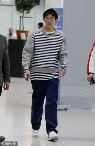 吴亦凡伦敦后现身机场 条纹衫运动裤休闲到家