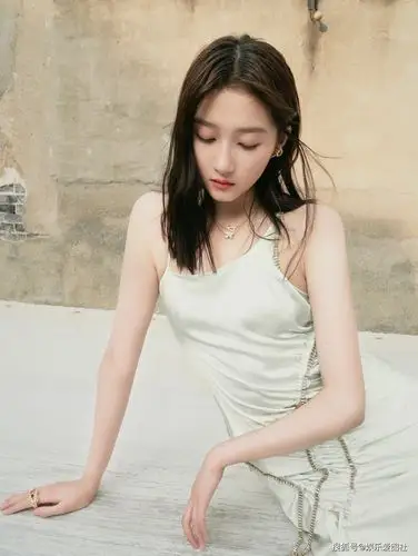 关晓彤无界浪漫画报,简洁优雅更显气质