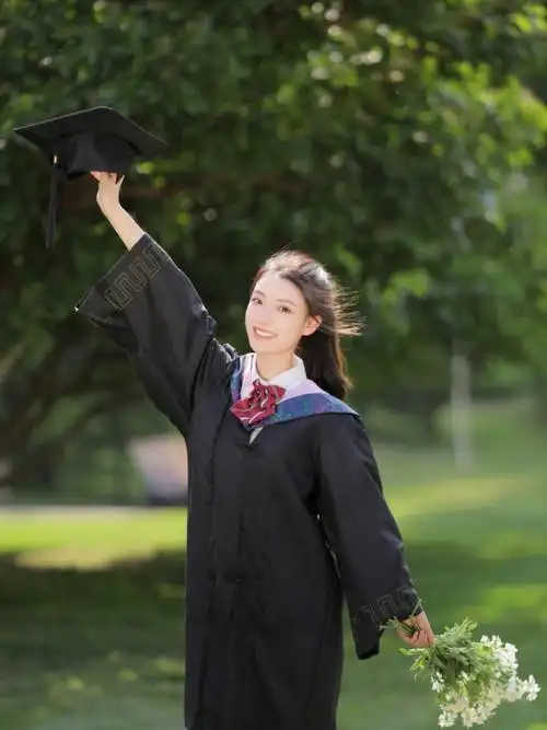 就让我们来日方长学士服毕业照