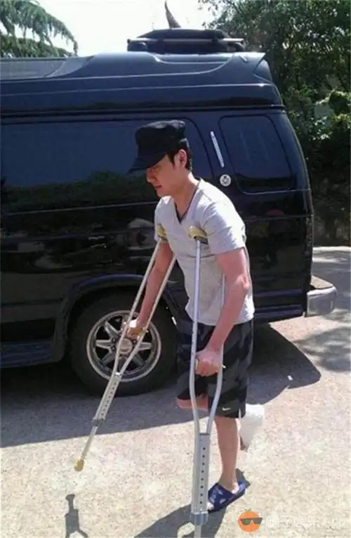 啥?冯绍峰坠马骨折 出道以来最严重的受伤?