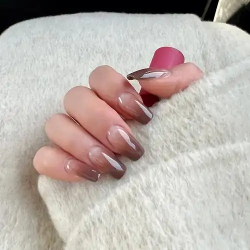 2021最后一次美甲把暖暖的咖啡色涂在手上