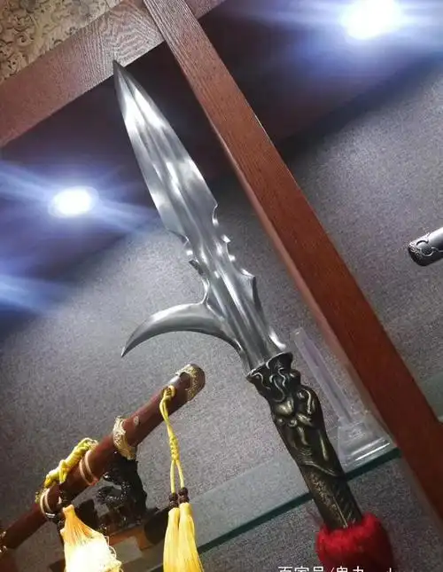 品鉴十八般兵器百炼花纹钢一体钩镰枪
