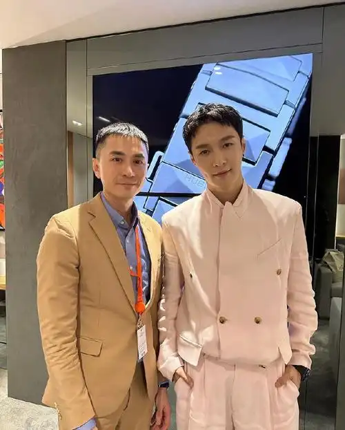 张艺兴超话230329 「nghanmin」ins更新张艺兴合照1p【比预想中更好谈