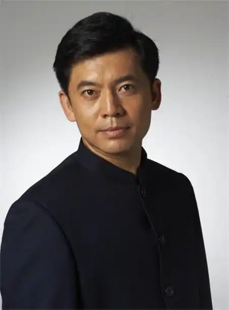 26岁的时候,何政军凭借电影《国歌》中"田汉"一角提名第九届金鸡百花