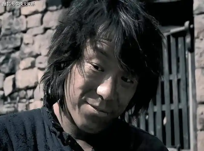 黄渤现身青岛遇网友求助!男子求他帮找工作,求职难现状引担忧