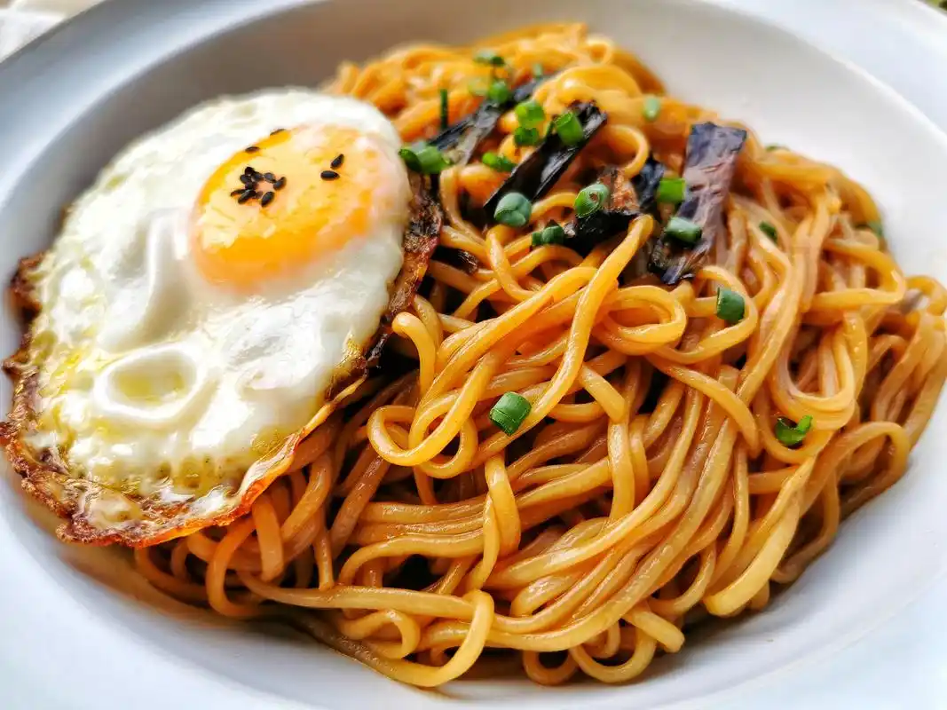 原创葱油拌面好吃有诀窍,学会这两招,面条劲道葱香浓郁,太好吃了